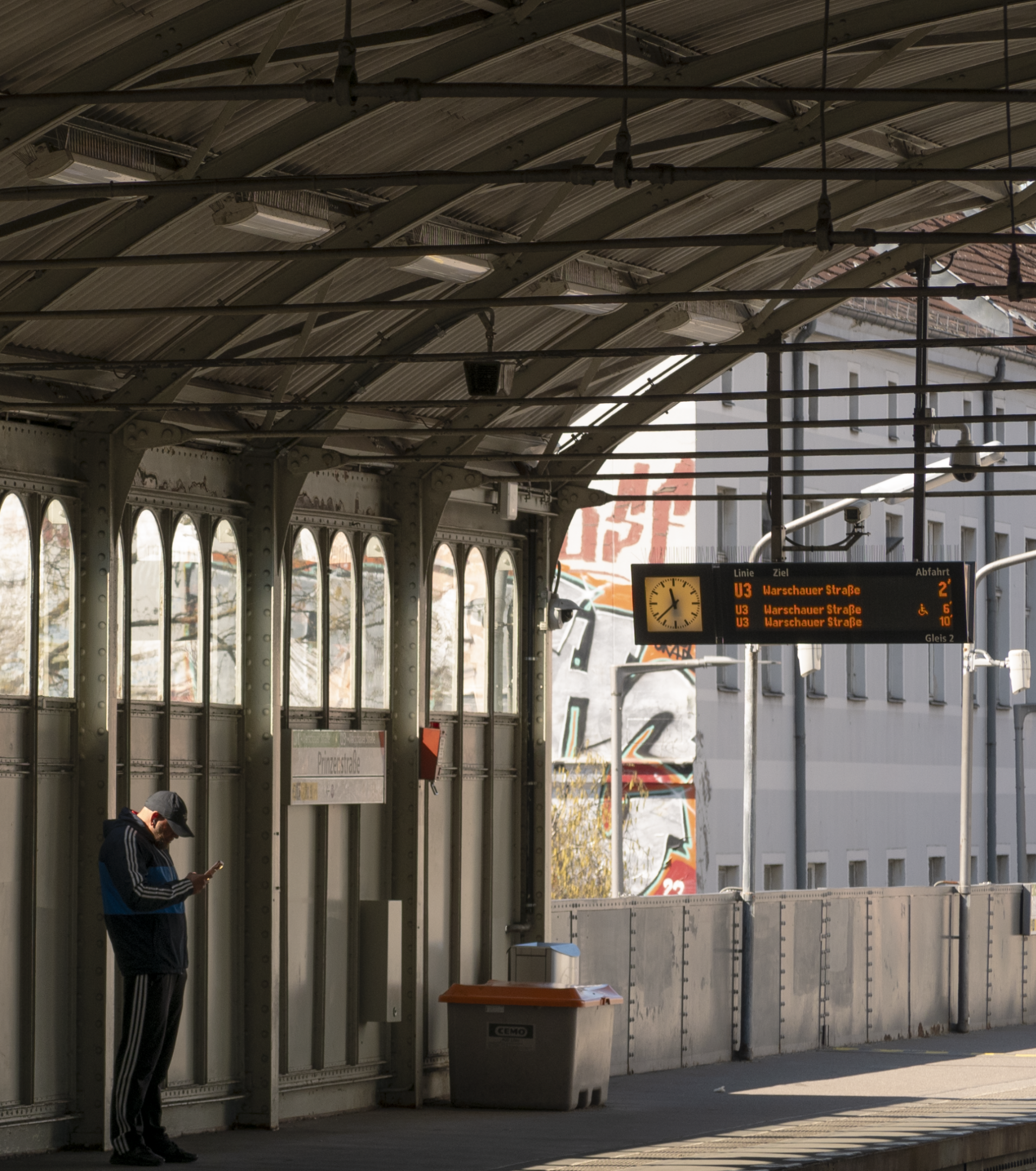 someone waiting at subway station Prinzenstraße, with a departure board showing U3 to Warschauer Straße